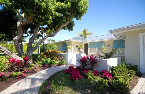 Royal Harbor House | Beautiful Waterfront Pool Home with Boat Lift near dwntown Naples, PET friend