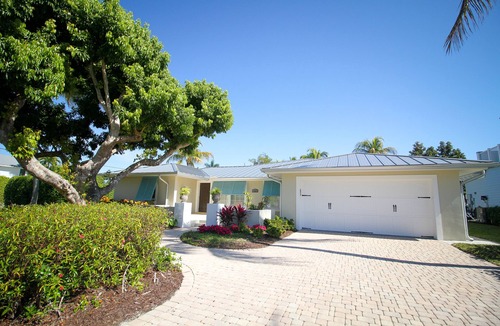 Royal Harbor House | Beautiful Waterfront Pool Home with Boat Lift near dwntown Naples, PET friend