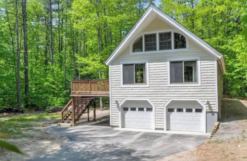 Eidelweiss Village Ski Chalet | Beautiful White Mountains chalet - walk to water, pet friendly, all amenities