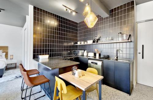 Foreshore Apartment | Beautifulcentralsecure- hotel living for couples