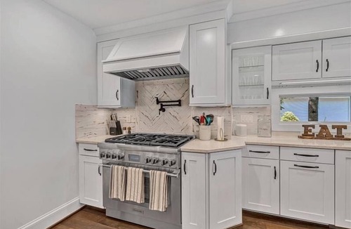 Huddleston House | Beautifully appointed SHOWPLACE home on FLAT LOT w/250' of shoreline & HOT TUB! Come Visit "Viewtopi