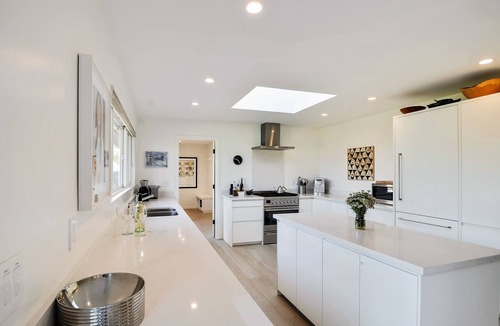 Freestone House | Beautifully Appointed MCM Home in Wine Country Heated Pool, Hot Tub, Gas Firepit