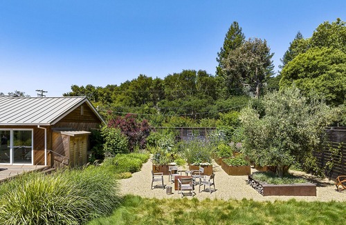 Freestone House | Beautifully Appointed MCM Home in Wine Country Heated Pool, Hot Tub, Gas Firepit