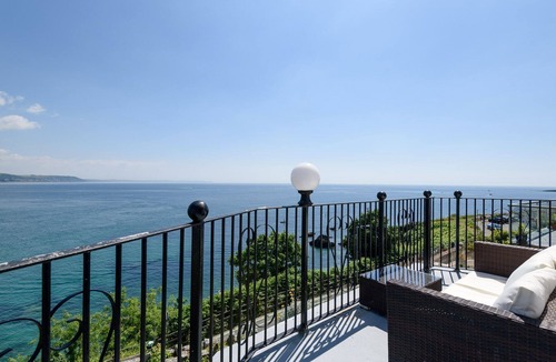West Looe House | Beautifully appointed apartment with sea views and parking
