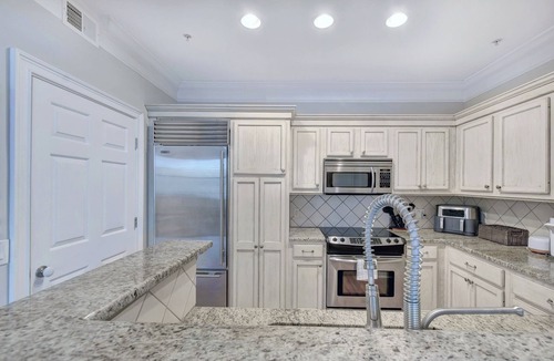 Saint Simons Heights Condo | Beautifully Decorated Condo, St. Simons Island, 8 minutes to Beach, Heated Pool