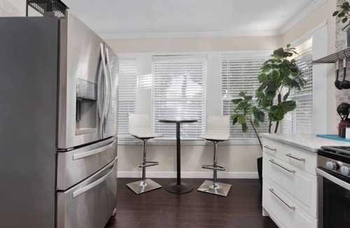 Southmoreland House | Beautifully Decorated Condo 10
