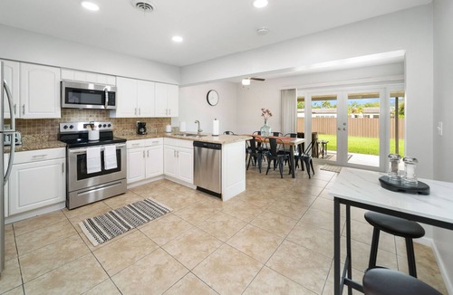 North Corals House | Beautifully furnished Home 2 miles from the Beach!