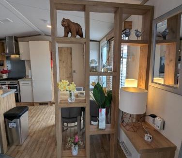 Milford on Sea Resort | BEAUTIFULLY PRESENTED CARAVAN DOG FRIENDLY on AWARD WINNING SHOREFIELD COUNTRY PARK Entertainment passes and linen included