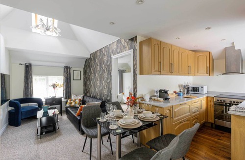 Guildford Apartment | Beautifully presented 3 bedroom apartment, walking distance to University,Tesco