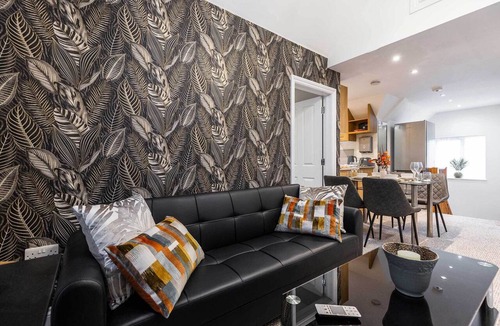 Guildford Apartment | Beautifully presented 3 bedroom apartment, walking distance to University,Tesco