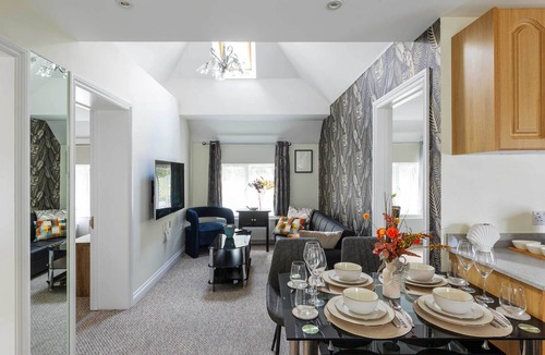 Guildford Apartment | Beautifully presented 3 bedroom apartment, walking distance to University,Tesco