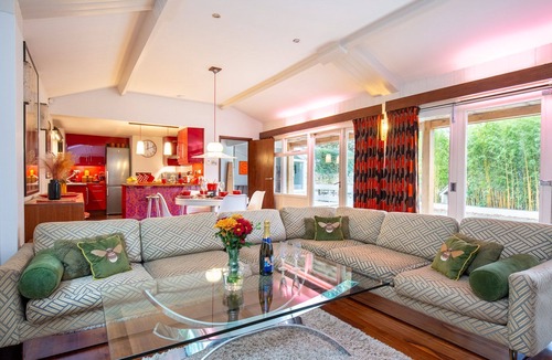 Rodborough Cottage | Beautifully presented dog friendly holiday home in the Cotswolds with a hot tub and swimming pool -