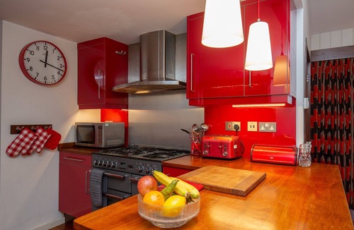 Rodborough Cottage | Beautifully presented dog friendly holiday home in the Cotswolds with a hot tub and swimming pool -