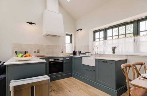 Quedgeley Cottage | Beautifully presented holiday home in the Cotswolds with pretty balcony - The Old Workshop