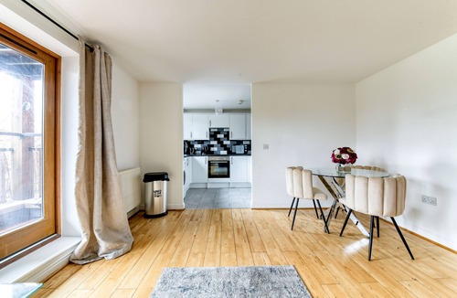 Bensham Manor Apartment | Beautifully Presented 2 Bedroom, 2 Bathroom In Croydon With Parking