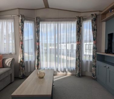 Holworth House | Beautifully presented, pet-friendly Caravan sited on the peaceful Durdle Door Holiday Park