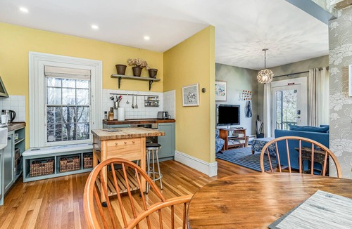 Jamaica Plain House | Beautifully renovated apartment in the trees