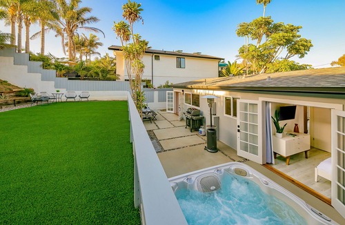 Leucadia House | Beautifully renovated beach house with hot tub - walk to beach & restaurants