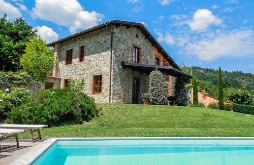 Camporgiano Cottage | Beautifully Restored Barn, fantastic views, peaceful, WIFI, close facilties