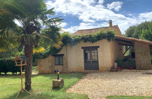 Biron Cottage | Beautifully restored farmhouse with pool and private garden in the the Dordogne