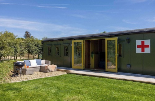 Birdham House | Beautifully Restored WW2 Carriage - Sleeps 6