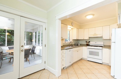 Ocracoke House | Beautifully Restored Island Home Nestled Among Live Oaks