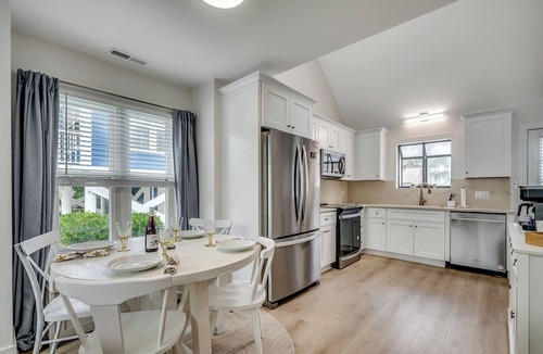 Surfside Beach House | Beautifully Updated 3BR Surfside Beach Townhouse-Master on Main-2blks to beach-Golf Cart Included Free!