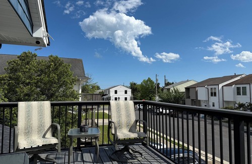 Ventnor City Condo | Beautifully Updated, 3BR 2BA Elegant Coastal Getaway, Walk to the beach! 🐚