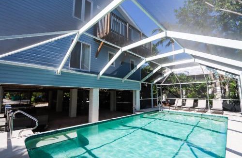 Captiva House | Beautifully Updated, 4 Bedroom Pool Home, 50 Yards to the Beach! Captiva Escapade