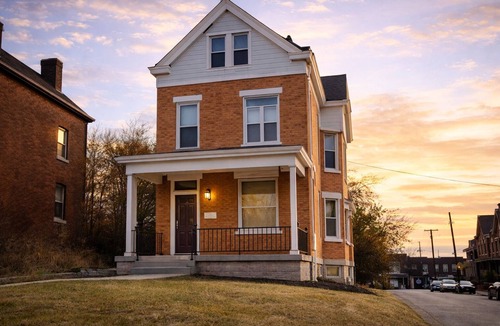 Pittsburgh House | Beautifully updated 6-bedroom home that blends cozy comfort with simple.