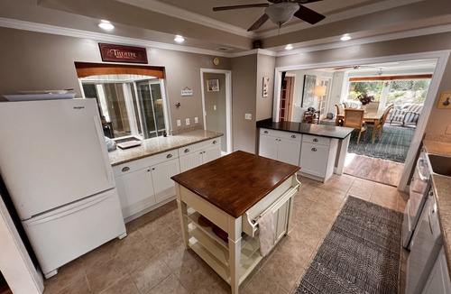 Heritage Woods House | Beautifully decorated, walk to the beach, Sleeps 8, pet friendly, bikes included