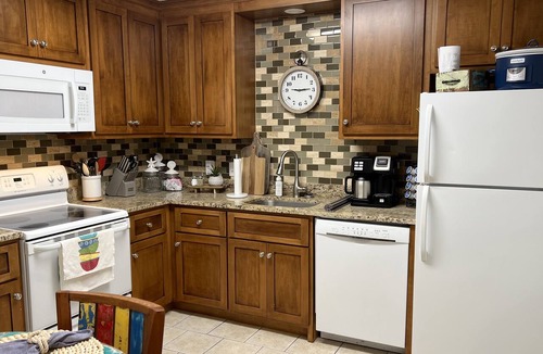 Saint Simons Heights Condo | Beautifully Decorated Condo with Pool and Fitness Center! Pet Friendly!