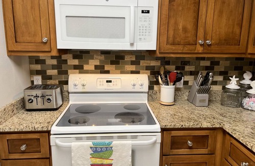 Saint Simons Heights Condo | Beautifully Decorated Condo with Pool and Fitness Center! Pet Friendly!