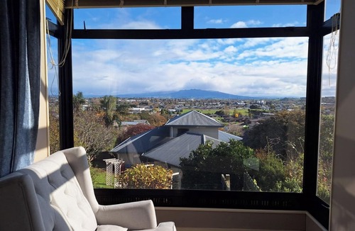 Te Awamutu House | Beauty with Panoramic Views of Mount Pirongia