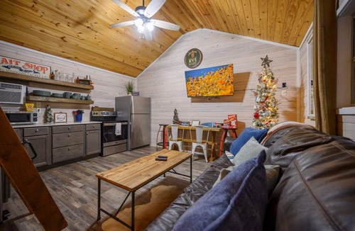 Broken Bow House | Beavers Box · Beavers Box: Hot Tub, Fire Pit & Cozy Charm