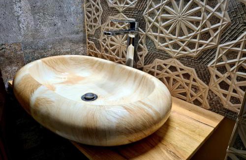 Valiug House | Beconia Riverside