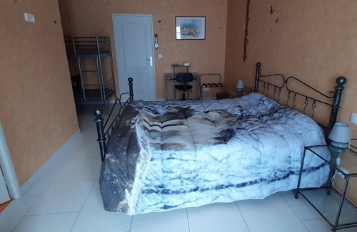 Saint-Germain-Lespinasse Bed & Breakfast | Bed and Breakfast 'Côté Campagne' with Mountain View, Shared Pool and Wi-Fi