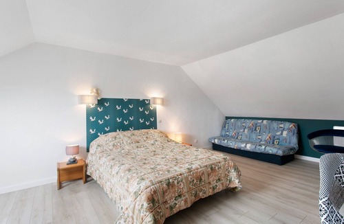 Etables-sur-Mer Bed & Breakfast | Bed and Breakfast 'Chez Lydie' with Shared Terrace, Shared Garden and Wi-Fi