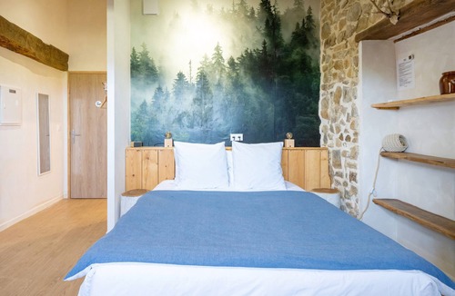 La Bastide-Clairence Bed & Breakfast | Bed and Breakfast 'Maison Perbos 1556 - Ursuya' with Shared Pool, Wi-Fi and Air Conditioning