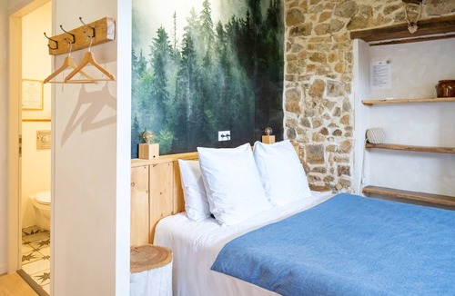 La Bastide-Clairence Bed & Breakfast | Bed and Breakfast 'Maison Perbos 1556 - Ursuya' with Shared Pool, Wi-Fi and Air Conditioning