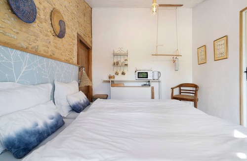 Savignac-de-Miremont Bed & Breakfast | Bed and Breakfast 'Les Orchidées - Chambre' with Shared Pool, Private Terrace and Wi-Fi