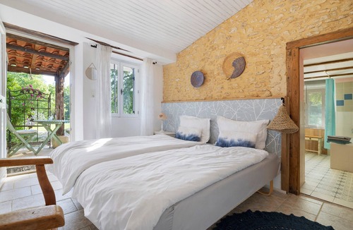 Savignac-de-Miremont Bed & Breakfast | Bed and Breakfast 'Les Orchidées - Chambre' with Shared Pool, Private Terrace and Wi-Fi