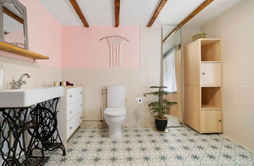 Savignac-de-Miremont Bed & Breakfast | Bed and Breakfast 'Les Orchidées - Chambre' with Shared Pool, Private Terrace and Wi-Fi