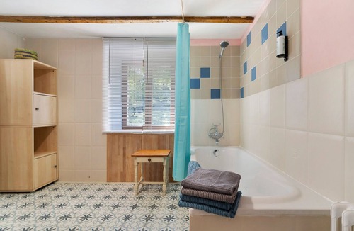 Savignac-de-Miremont Bed & Breakfast | Bed and Breakfast 'Les Orchidées - Chambre' with Shared Pool, Private Terrace and Wi-Fi