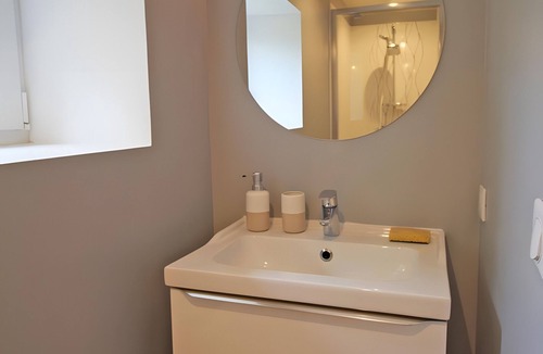 Bersac-sur-Rivalier Bed & Breakfast | Bed and Breakfast 'Du Rez De Chaussée' with Private Terrace, Shared Garden and Wi-Fi