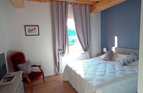 Saint-Martin-Lestra Bed & Breakfast | Bed and Breakfast 'Chambre Bois' with Shared Pool, Shared Terrace and Shared Garden