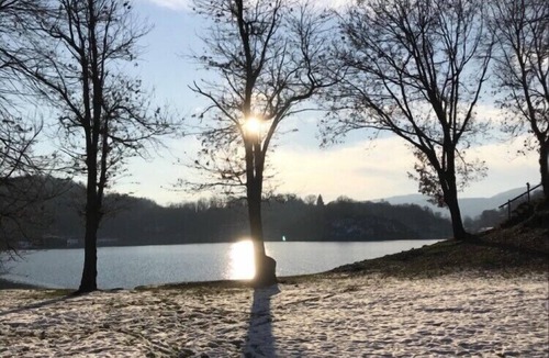 Borgofranco d'Ivrea Bed & Breakfast | Bed and Breakfast "L'Albero Maestro": sulla Via Francigena, dentro il più bel modello geologico di morena glaciale, nel verde di un territorio di laghi e boschi, tra i Senti CHE furono dei Salassi grandi antogonisti dei Romani