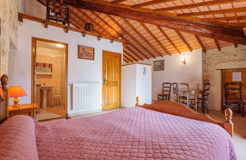 La Garde-Adhemar Bed & Breakfast | Bed and Breakfast 'Fanny' with Shared Pool, Shared Garden and Wi-Fi