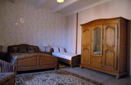 Couture-dArgenson Bed & Breakfast | Bed and Breakfast Dunroamin