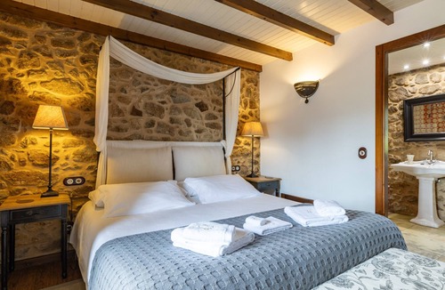 Camarinas Bed & Breakfast | Bed and Breakfast 'Alca' with Private Garden and Wi-Fi